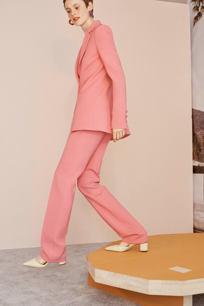 
Trong khi bộ vest hồng của Hailey Baldwin nằm trong BST Resort 2019 thì mẫu thiết kế của Sofia Richie thuộc BST Thu/Đông 2018. 