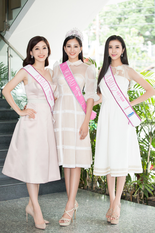 
Top 3 Hoa hậu Việt Nam cũng gặp không ít "sóng gió" khi vừa đăng quang. - Tin sao Viet - Tin tuc sao Viet - Scandal sao Viet - Tin tuc cua Sao - Tin cua Sao