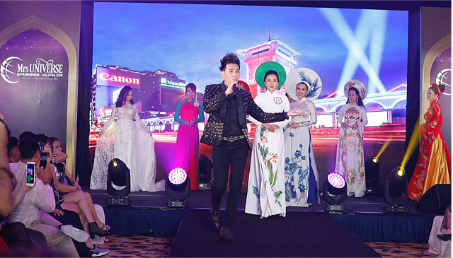 
Ngoài vai trò giám khảo cuộc thi, Nguyên Vũ còn hát mở màn chương trình với ca khúc Cô Ba Sài Gòn cùng kết hợp với phần trình diễn của các thi sinh trong phần trang phục áo dài. Sự dẫn dắt duyên dáng của anh đã giúp các thí sinh thêm phần tự tin và tỏa sáng.
