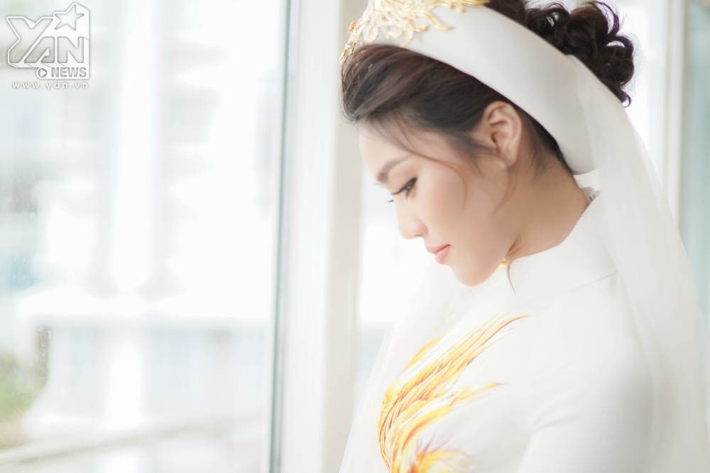 Bóc giá bộ áo dài phượng hoàng được đính bằng tơ vàng của Lan Khuê trong lễ đính hôn
