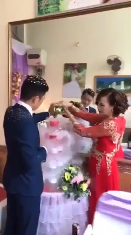 
Cô dâu và chú rể thực hiện nghi lễ đám cưới.