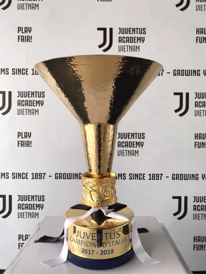  
Quang cảnh từ xa đến gần của chiếc Scudetto 2017/18, chức vô địch Serie A lần thứ 7 liên tiếp của Juventus. Chiếc cúp được trưng bày để người hâm mộ có thể tự do chiêm ngưỡng, tham quan cũng như chụp ảnh lưu niệm.