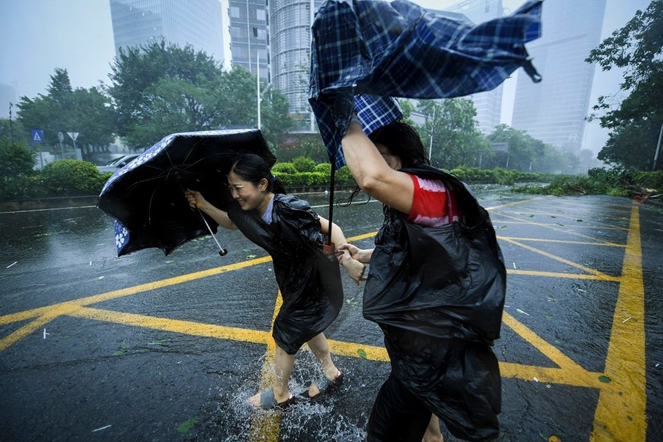 
Hai người phụ nữ cố gắng đi trong cơn bão