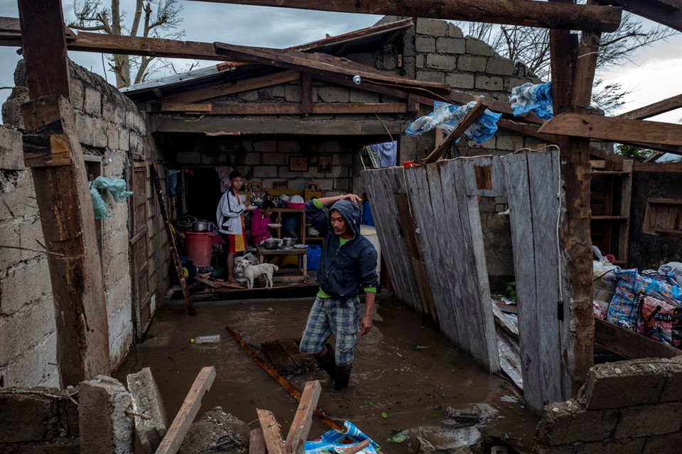 Cận cảnh siêu bão Mangkhut càn quét các nước gây nên cảnh tượng tan hoang chưa từng có