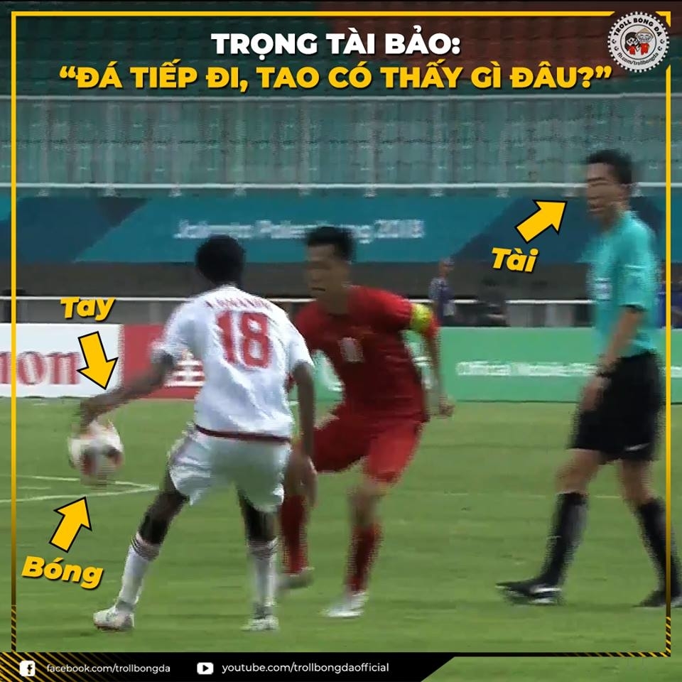 
Trọng tài Kim Dae Yong liên tục bỏ qua lỗi của cầu thủ UAE.