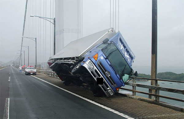 
Xe tải bị đánh lật sát thành cầu.