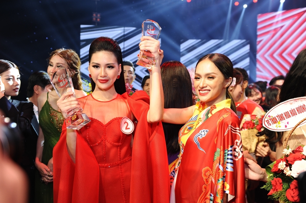 
Đêm chung kết Siêu mẫu Việt Nam 2018 đã chính thức diễn ra thành công, suôn sẻ và đầy bất ngờ khi khép lại với giải vàng danh giá trao về Bùi Quỳnh Hoa (thí sinh team Hương Giang).
