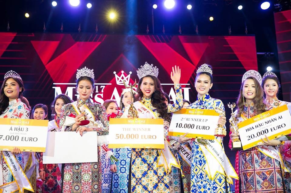
Thậm chí, với chiều cao vượt trội - 1m72 và số đo 3 vòng đạt chuẩn 79 - 62- 87, cô nàng này còn đăng quang ngôi vị Hoa hậu Áo dài Việt Nam Thế giới 2017 tại Praha (Cộng Hòa Sec).