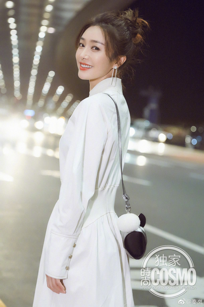 
Chẳng cần cầu kì hay rườm rà lắm layout, Tần Lam vẫn xinh đẹp tỏa sáng, khiến mọi ánh nhìn như "tan chảy" với chiếc váy trắng tinh giản, hơi hướng cổ điển.