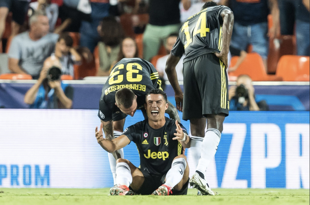 
Ronaldo khóc tức tưởi vì quyết định nặng tay của trọng tài.