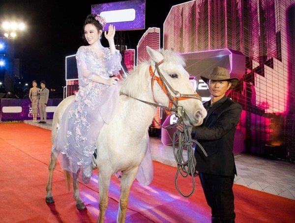 
Tại lễ hội âm nhạc vào năm 2016 được tổ chức tại TP.Hồ Chí Minh, Angela Phương Trinh đã trở thành tâm điểm chú ý của giới báo lẫn quan khách khi hóa nàng công chúa yêu kiều, lộng lẫy ngồi trên lưng một chú ngựa. Angela Phương Trinh cũng thuộc top sao chịu chơi và biến hóa hình ảnh bản thân đa dạng, linh hoạt nhất nhìn V-biz khi cưỡi hẳn một chú ngựa to lớn như vậy đi thảm đỏ. 