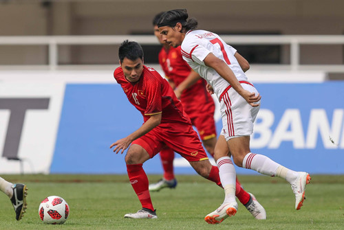 
UAE chơi lùi sâu ở phần lớn thời gian thi đấu và chỉ trông chờ vào những tình huống phản công.