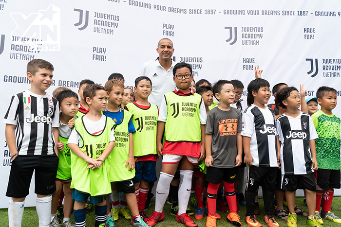 
Huyền thoại của CLB Juventus chụp hình giao lưu cùng với các em nhỏ tham gia khóa học.