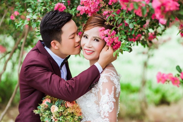 
Cặp đôi xuống Hà Nội chụp lại ảnh cưới khi bị dân mạng chê bộ ảnh đầu tiên xấu.