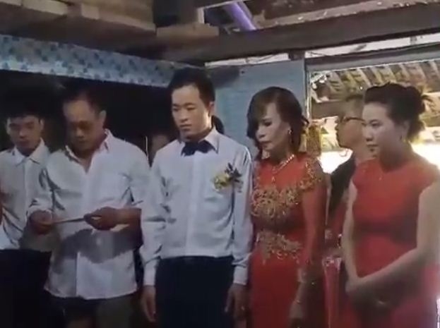 
Cặp đôi thực hiện nghi lễ cưới tại nhà chú rể Triệu Hoa Cương.