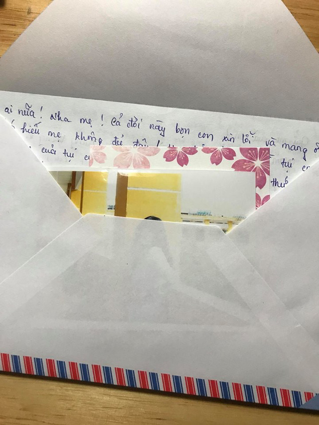 
Những "bài văn" của học trò được cô Quỳnh Anh bỏ vào phong bì gửi đến bố mẹ trong buổi họp phụ huynh - Ảnh: NVCC
