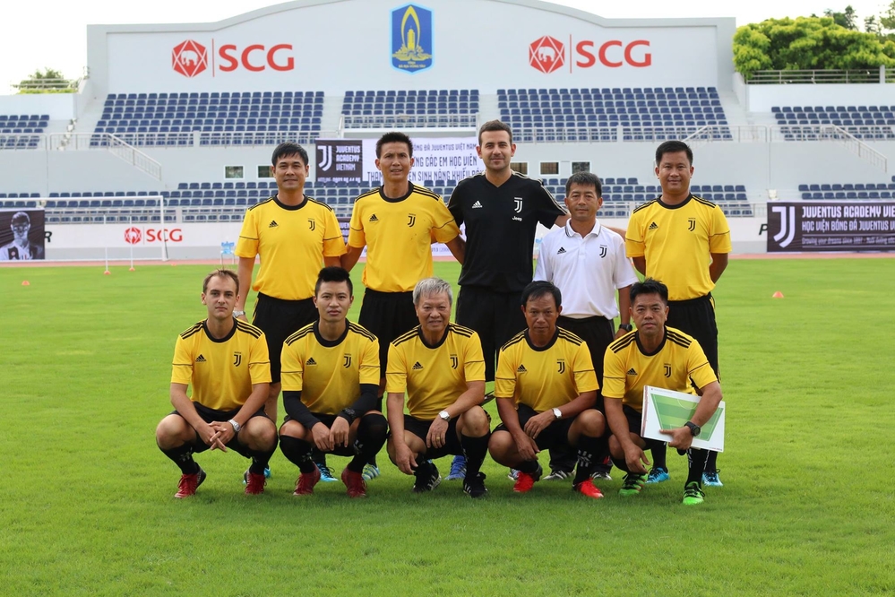 
Các chuyên gia, cựu danh thủ bóng đá Việt Nam tham gia vào khoá đào tạo bóng đá cộng đồng của Juventus Academy.