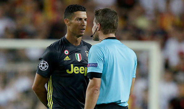
Lần đầu Ronaldo bị thẻ đỏ trực tiếp tại Champions League.