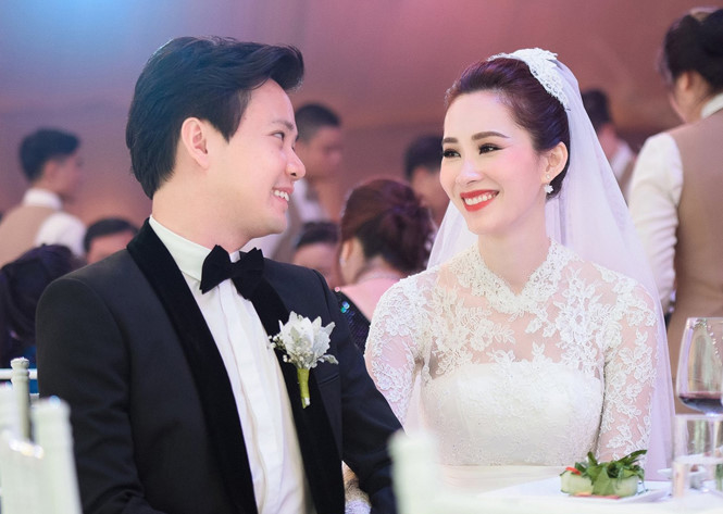 
Chiêm ngưỡng cô dâu Nhã Phương nhiều người tinh mắt nhận ra sự đồng điệu lớn với hình ảnh trong đám cưới của Hoa hậu Đặng Thu Thảo vào tháng 7 năm ngoái.