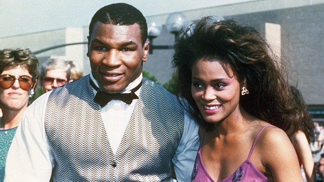 
Tyson và vợ - Robin Givens lúc còn mặn nồng