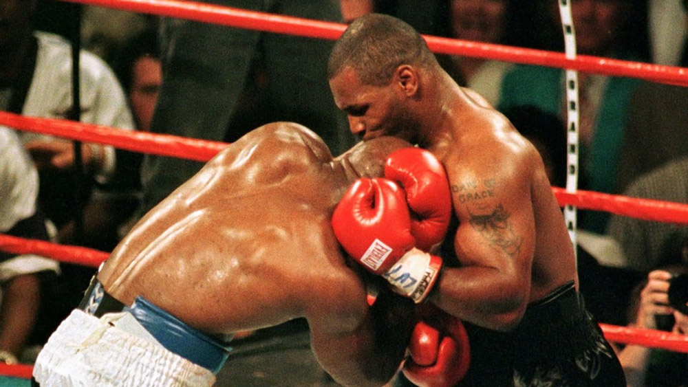 
Tyson cắn tai đối thủ Evander Holyfield trong trận so găng tháng 6/1997