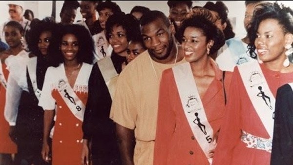 
Võ sĩ thép chụp ảnh cùng các thí sinh của cuộc thi hoa hậu Miss Black America năm 1991