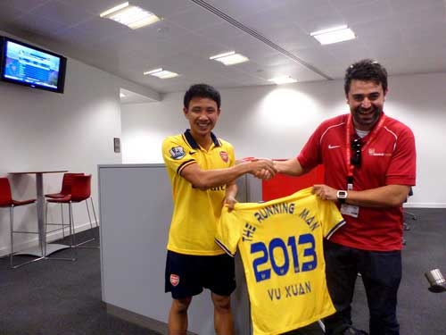 
Vũ Xuân Tiến được mời sang Arsenal xem thi đấu.