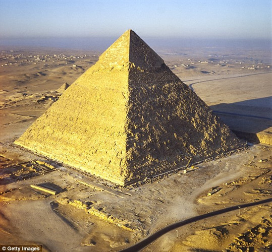 Cụ thể, các chuyên gia phát hiện đại kim tự tháp Giza có thể thu hút năng lượng điện từ vào buồng bên trong và tập trung ở dưới đáy của nó.