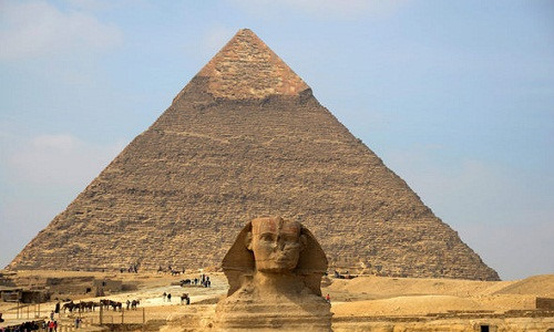 ​Đại kim tự tháp Giza là công trình lớn nhất và phức tạp nhất trong nhóm các kim tự tháp ở cao nguyên Giza. Cao 145m, công trình này được xây dựng cách đây khoảng 4.500 năm ở Ai Cập.