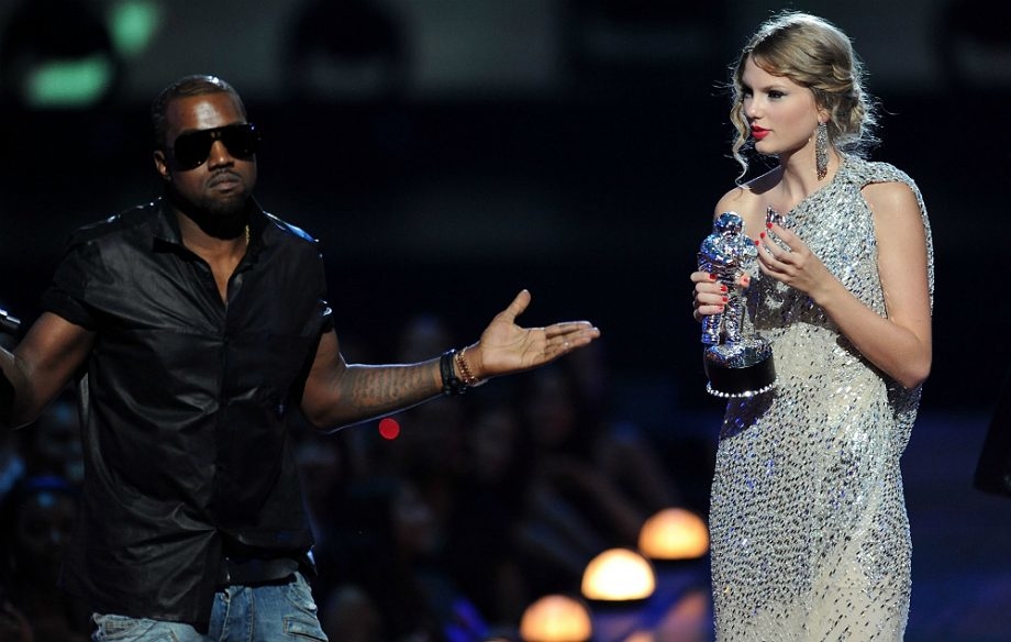 
Kayne West lên thẳng sân khấu và giậc micro của Taylor Swift.