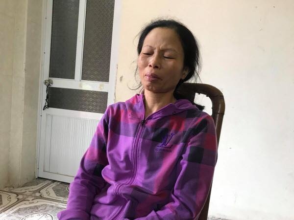 
Bà Nguyễn Thị Nha (53 tuổi, mẹ chị Hằng) nước mắt không ngừng rơi khi nhận tin dữ về con gái mình