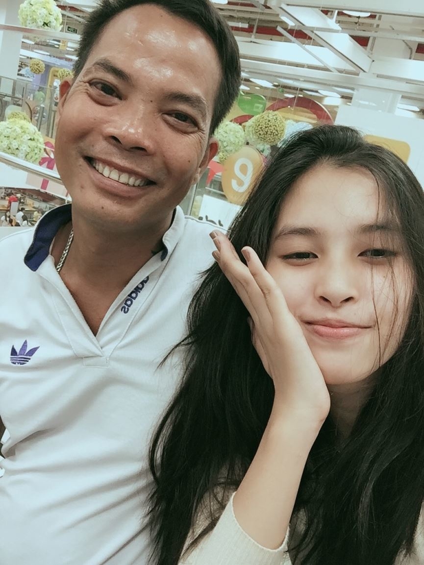 Hé lộ lý do vì sao bố Hoa hậu Trần Tiểu Vy vắng mặt lúc con gái đăng quang - Tin sao Viet - Tin tuc sao Viet - Scandal sao Viet - Tin tuc cua Sao - Tin cua Sao