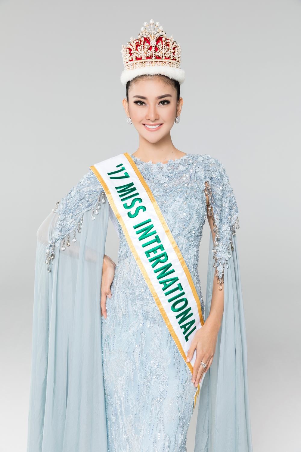 
Kevin Lilliana sẽ trao sash cho một trong 2 Á hậu HHVN, đại diện Việt Nam tham gia cuộc thi Miss International 2018 sẽ diễn ra vào tháng 11 tại Nhật Bản.