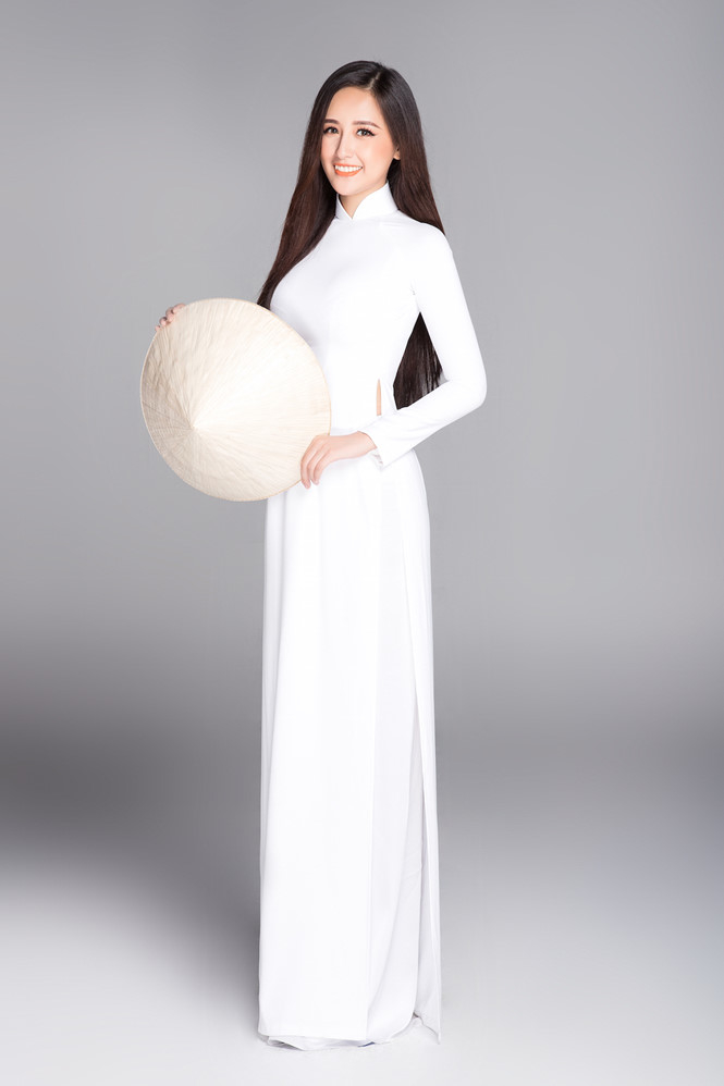 
Đăng quang ngôi vị cao nhất cuộc thi Hoa hậu Việt Nam năm 2006, Mai Phương Thúy là một trong những nàng hậu có chiều cao cùng hình thể ấn tượng nhất. Sở hữu chiều cao 1m80 cùng số đo 3 vòng gợi cảm 86-61,5-95, Mai Phương Thúy hoàn toàn có thể "xử gọn" chiếc áo dài trắng, khoe vẻ đẹp nền nã khó ai bì kịp.