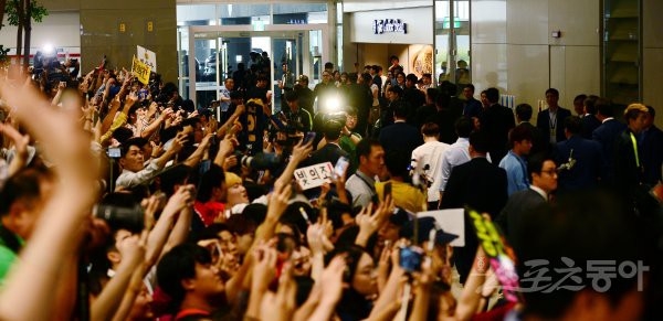 
Người hâm mộ đứng kín sân bay chào đón các tuyển thủ trở về.