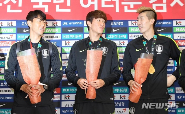 Không còn bị ném trứng, đội tuyển Hàn được chào đón như người hùng sau khi vô địch ASIAD 18