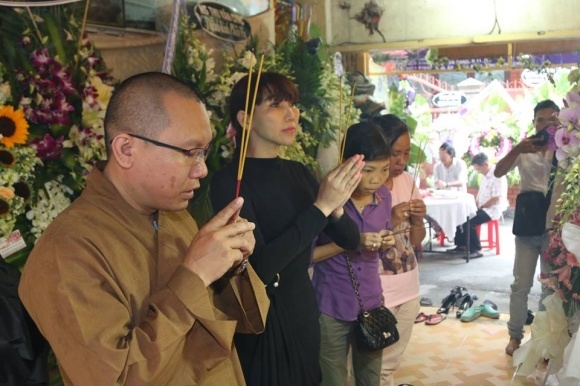Dàn sao Việt nghẹn ngào đến viếng đám tang nhiếp ảnh nổi tiếng V-biz Minh Hoàng - Tin sao Viet - Tin tuc sao Viet - Scandal sao Viet - Tin tuc cua Sao - Tin cua Sao
