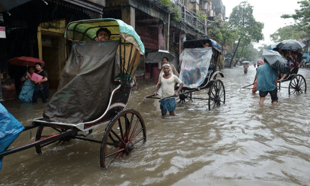 
Thành phố Kolkata của Ấn Độ cũng là một trong những cái tên quen thuộc sống chung với lũ lụt. Tuy nhiên, đó không phải là vấn đề duy nhất mà cư dân thành phố này phải đối mặt. Ngoài những cơn bão nhiệt đới vô cùng nguy hiểm, tính mạng của khoảng 10,5 triệu dân Kolkata luôn phải ở trong tâm thế sẵn sàng bị sóng thần ghé thăm bất cứ lúc nào.