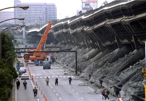 
Nhật Bản là đất nước không thể thiếu trong danh sách này. Thành phố Osaka luôn là điểm nóng của thiên tai. Trận động đất năm 1995 đã cướp đi hàng nghìn người sống ở đây. Thành phố cũng thường xuyên bị bão lũ tàn phá và đứng thứ 3 trong Top những thành phố có nguy cơ bị sóng thần tấn công trên bản đồ thế giới.