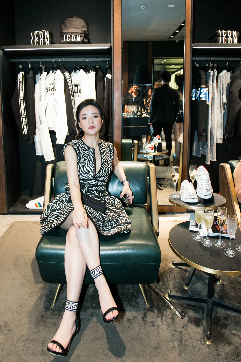 
Hoa hậu Stella Chang xứng danh fashionista thứ thiệt với set đồ độc đáo và ấn tượng với họa tiết trắng - đen.