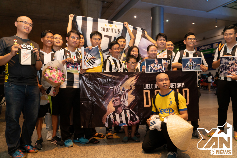 
Hội CĐV Juventus tại Việt Nam hoá hức khoe chữ ký của thần tượng.