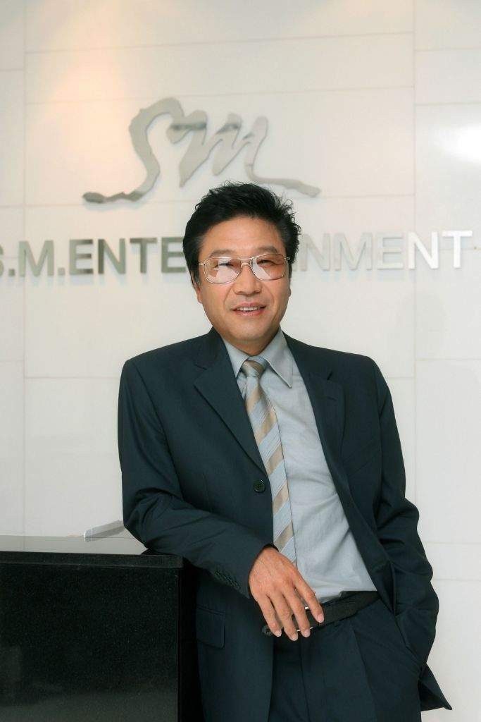 

Chủ tịch công ty giải trí SM - Lee Soo Man.