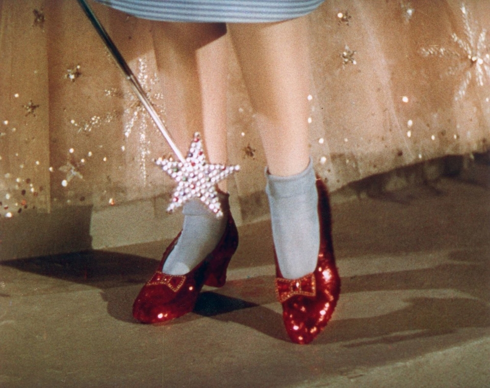 
Đôi giày trong phim
