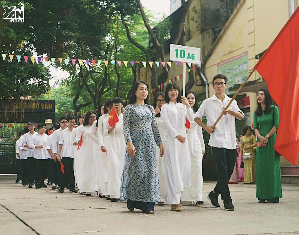 
Đồng phục được nhà trường lựa chọn nhân ngày khai giảng là chiếc áo dài truyền thống