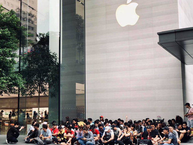 
Quảng cảnh tại Apple Store Singapore trước "giờ G". Người Việt Nam chiếm không ít trong số này.