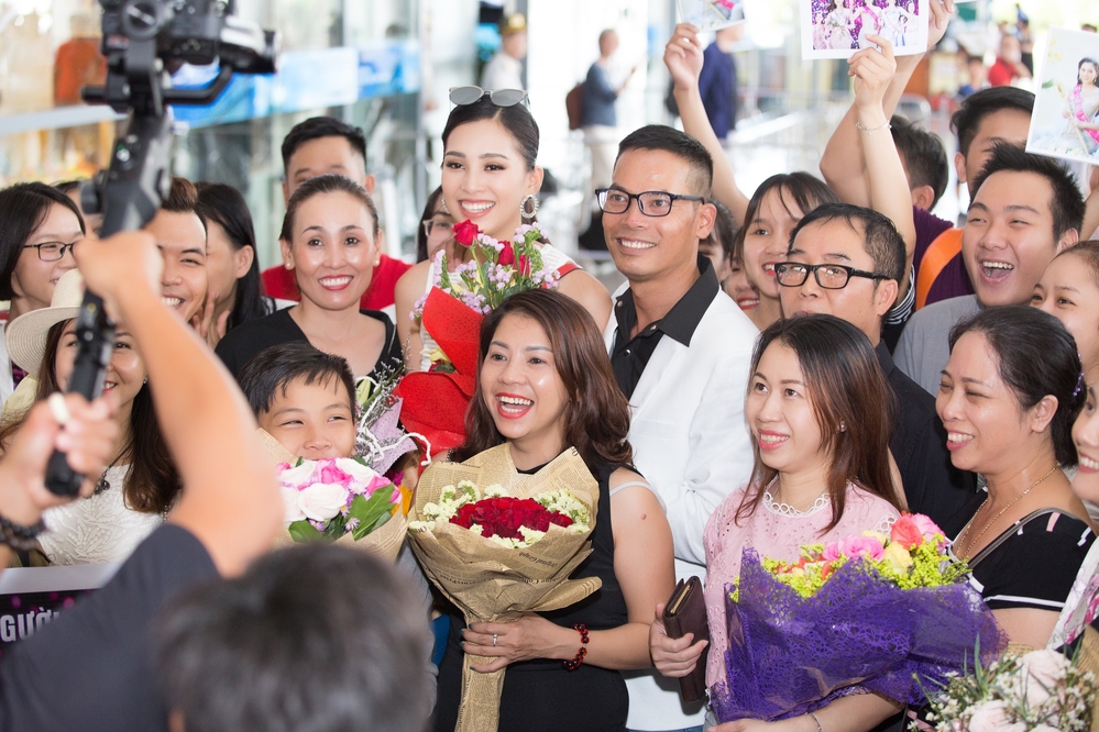 Gia đình mở tiệc giữa lòng phố cổ Hội An mừng tân Hoa hậu Việt Nam - Trần Tiểu Vy trở về - Tin sao Viet - Tin tuc sao Viet - Scandal sao Viet - Tin tuc cua Sao - Tin cua Sao