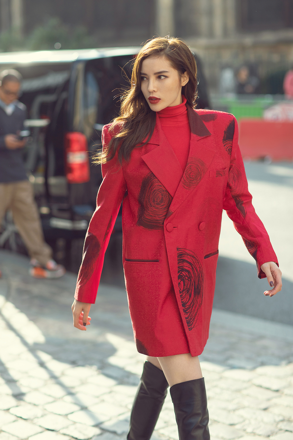 
Bộ suits tông màu đỏ in hoạ tiết Domino giúp Kỳ Duyên trở thành điểm nhấn nổi bật trên những con phố của trung tâm thời trang Paris. 