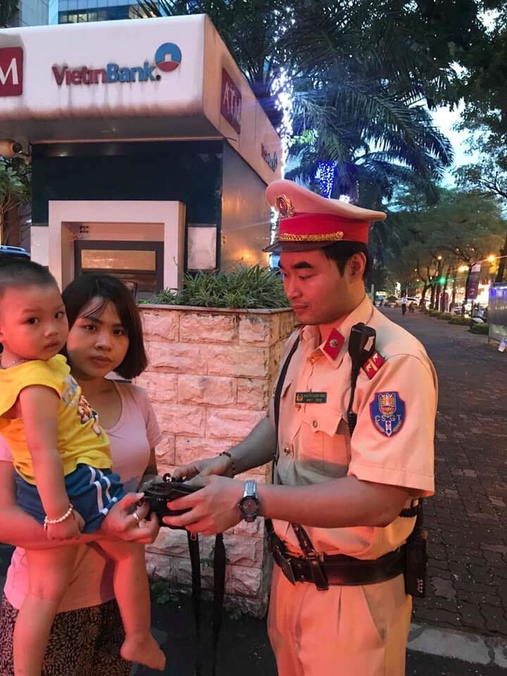 Trung úy Nguyễn Mạnh Tùng trả lại tài sản cho người phụ nữ nghèo