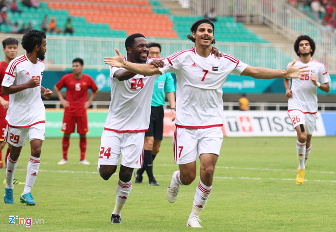 
Alhashsi Ahmad ghi bàn đưa Olympic UAE vượt lên dẫn trước với tỉ số 1-0.