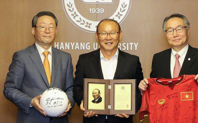 
Thầy Park được vinh danh tại quê nhà Hàn Quốc sau thành công cùng các cấp độ đội tuyển Việt Nam trong thời gian qua.